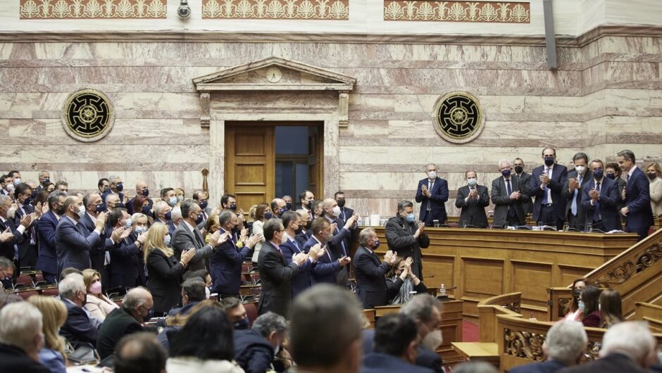 Δίπορτο με την κηδεία του «τέως» – Η ΝΔ δεν ξεχνά ότι είναι «γαλαζοαίματη»