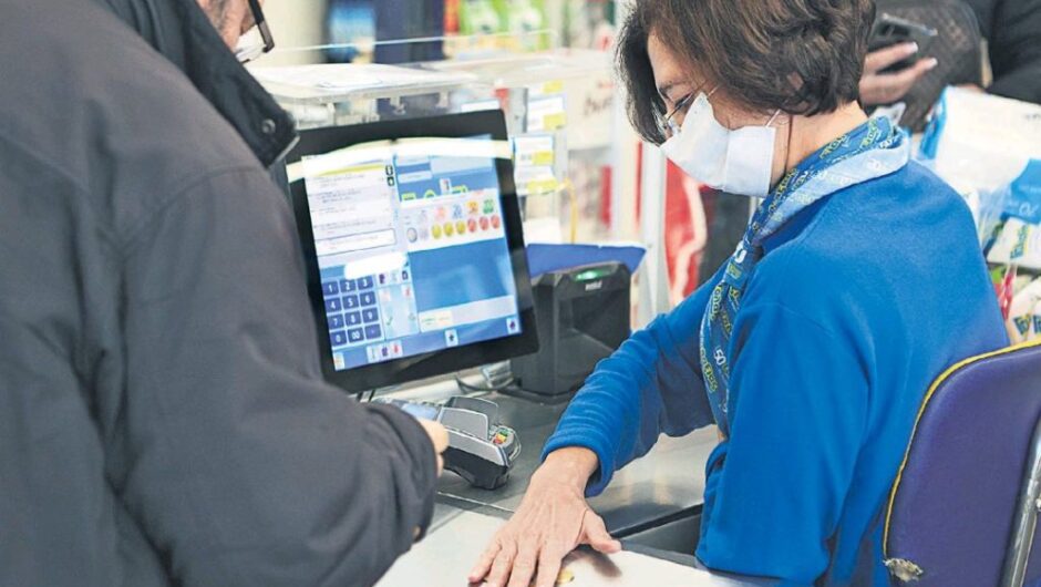 Ασφυκτιούν τα νοικοκυριά, ευημερούν τα καρτέλ