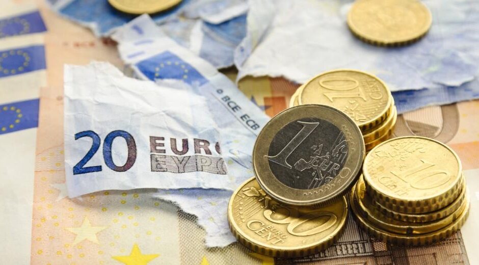 Πυρ ομαδόν της αντιπολίτευσης για πληθωρισμό και φτωχοποίηση