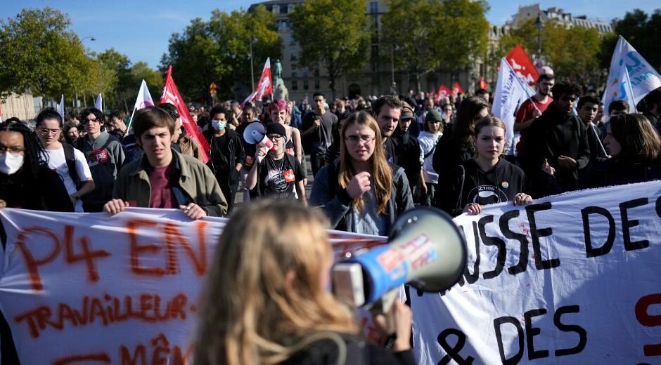 Γαλλία: Στα «κάγκελα» τα συνδικάτα για το συνταξιοδοτικό