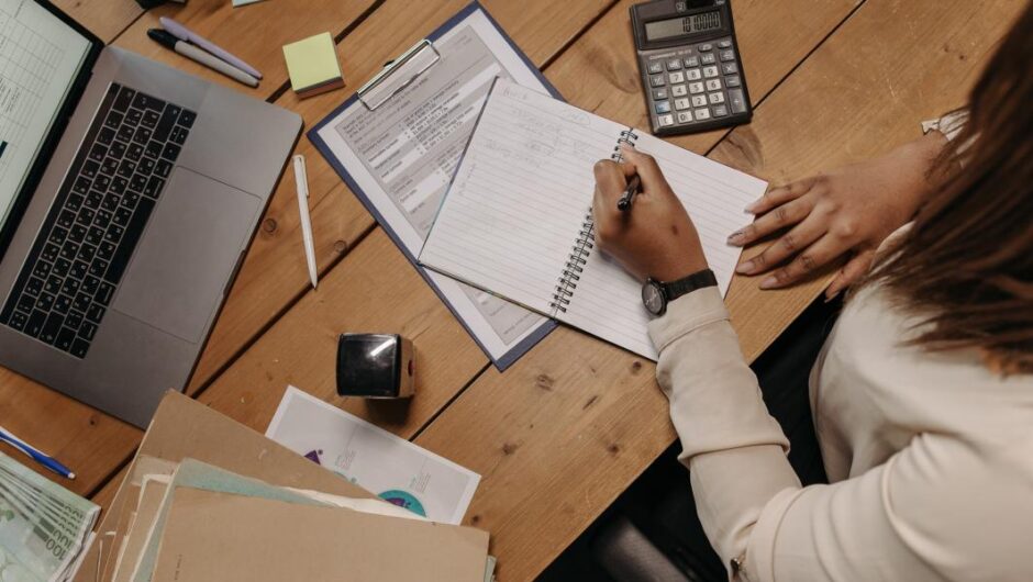 Εισφορές / Ανακοινώθηκε χαράτσι 9,6% για 1,2 εκατ. ελεύθερους επαγγελματίες – Αναλυτικοί πίνακες