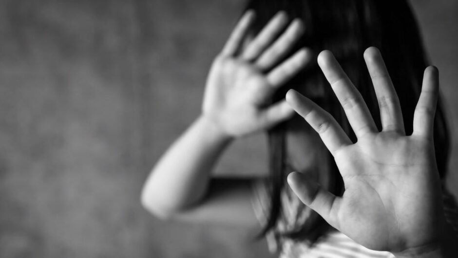 Ασύλληπτη καταγγελία 33χρονης κατά του συζύγου της: Τη βίασε δύο φορές, την είχε κλειδωμένη τα ξημερώματα έξω από το σπίτι!