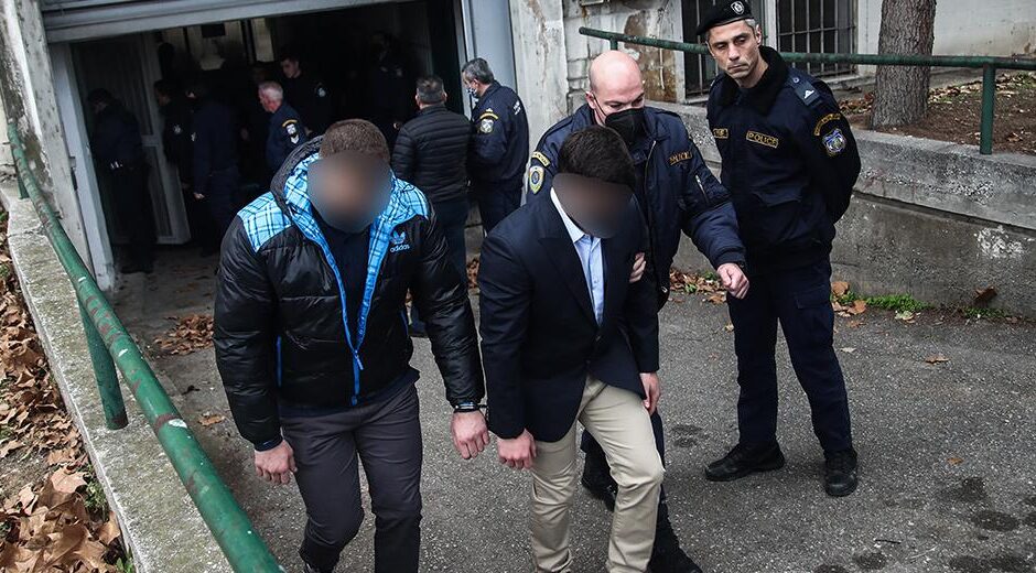 Οπου δεν πέφτει λόγος έπεσε χρήμα