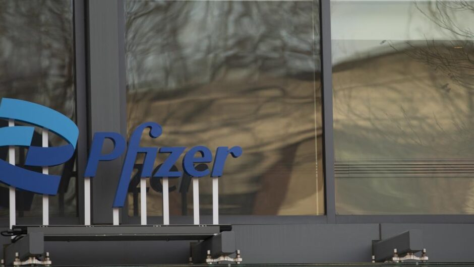 Pfizer και Moderna / Πώς υπερτιμολόγησαν τα εμβόλια έως 50% εν μέσω πανδημίας
