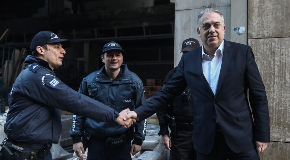 Προσλάβετε κι άλλους αστυνομικούς, τους έχουμε ανάγκη