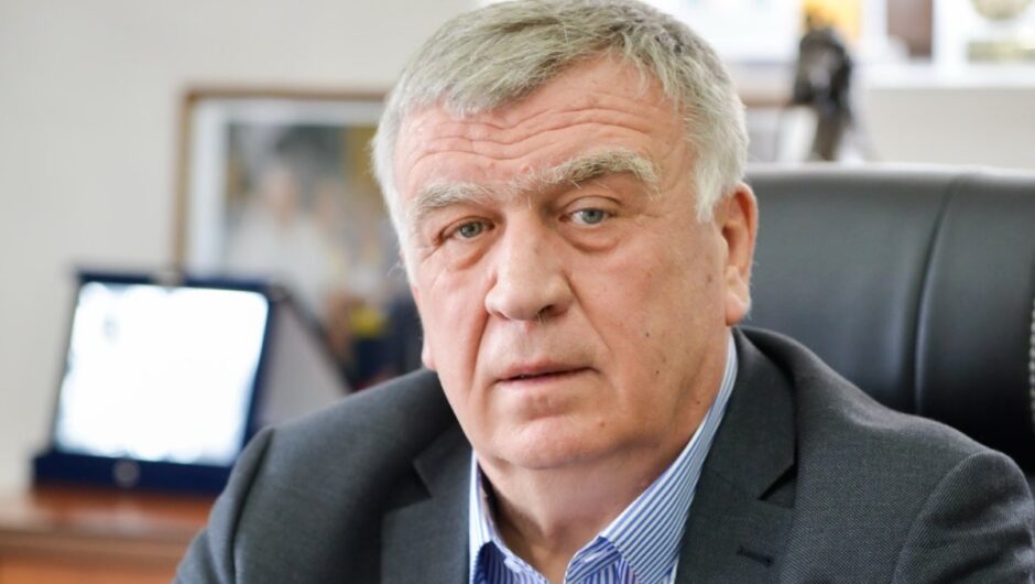 Θανάσης Νασιακόπουλος «Κύριε Ακριβούλη, η ημιμάθεια είναι χειρότερη της αμάθειας»