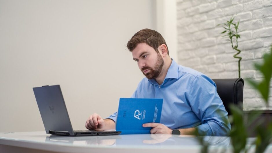 Aπ. Πέκας: Ζούμε σε έναν εντελώς άλλον κόσμο – Δεν έχει υλοποιηθεί ούτε ένα έργο από το «Εξοικονομώ 2021»