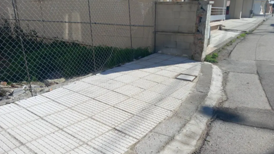 Έπος: Πεζοδρόμιο στα Τρίκαλα καταλήγει σε… ντουβάρι (φωτό)