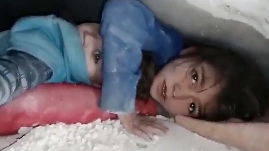 Συρία: 7χρονη στα συντρίμμια προστάτευε το κεφάλι του αδελφού της επί 17 ώρες