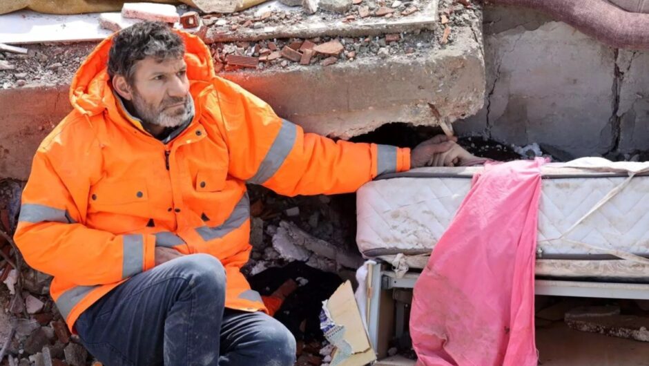 Τουρκία: Πατέρας κρατάει το χέρι της νεκρής κόρης του στα συντρίμμια