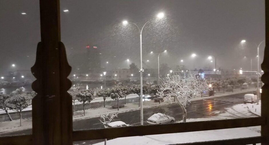 Σφοδρή χιονόπτωση στον Βόλο – Ανοιχτοί οι κεντρικοί δρόμοι (εικόνες)