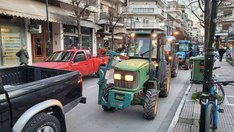 Ξεσήκωσαν το κέντρο της Λάρισας οι αγρότες με τα τρακτέρ τους – Σκόρπισαν κάστανα μπροστά από την Περιφέρεια Θεσσαλίας (φωτο – βίντεο)