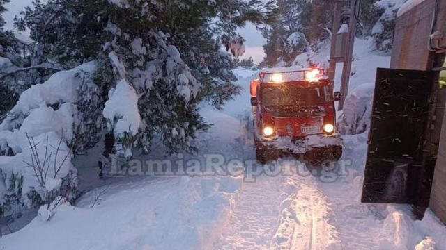 Φθιώτιδα: Χωριά θαμμένα στο χιόνι – Επιχείρηση της 7ης ΕΜΑΚ για να πάρουν ρεύμα και νερό