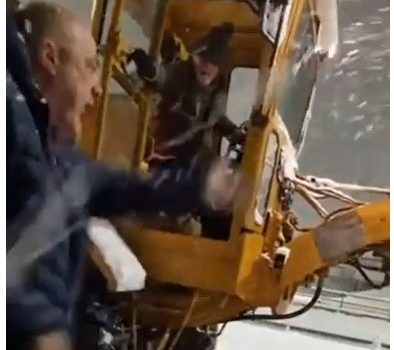 Ο Μπέος «κυνηγός» εκχιονιστικών, βρίζει και δίνει οδηγίες πώς να καθαρίσουν το χιόνι