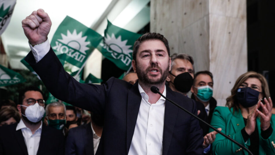 Η «λεηλασία» του ΠΑΣΟΚ: Σήμερα του παίρνουν τα «τσικό», αύριο τους βουλευτές…