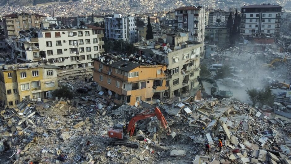 Τουρκία – Έρευνα του BBC: Γιατί τόσα κτίρια έπεσαν σαν «χάρτινοι πύργοι»