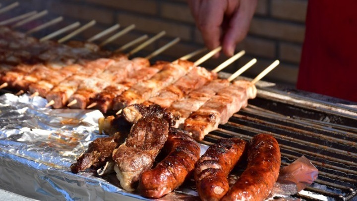 Τσικνοπέμπτη: Υπαίθρια πάρτι και ρεζερβέ τραπέζια στα καταστήματα