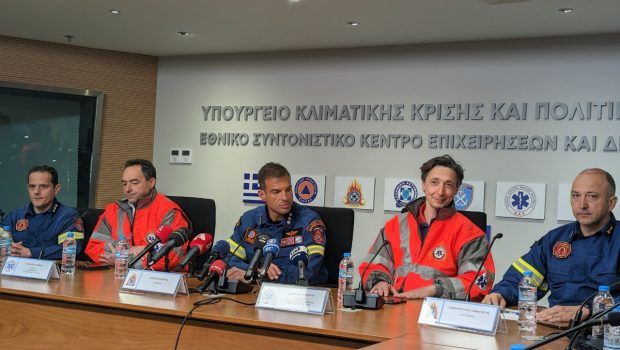 Οι σοκαριστικές μαρτυρίες των Ελλήνων διασωστών – «Μας ζήτησε με χαμόγελο να της κόψουμε το πόδι για να απεγκλωβιστεί»