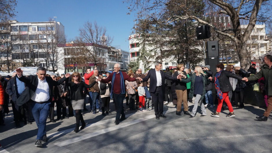Τσικνοπέμπτη με ξεφάντωμα στην Κεντρική Πλατεία της Λάρισας – Έσυρε το χορό ο Απ. Καλογιάννης (φωτ. & βίντεο)