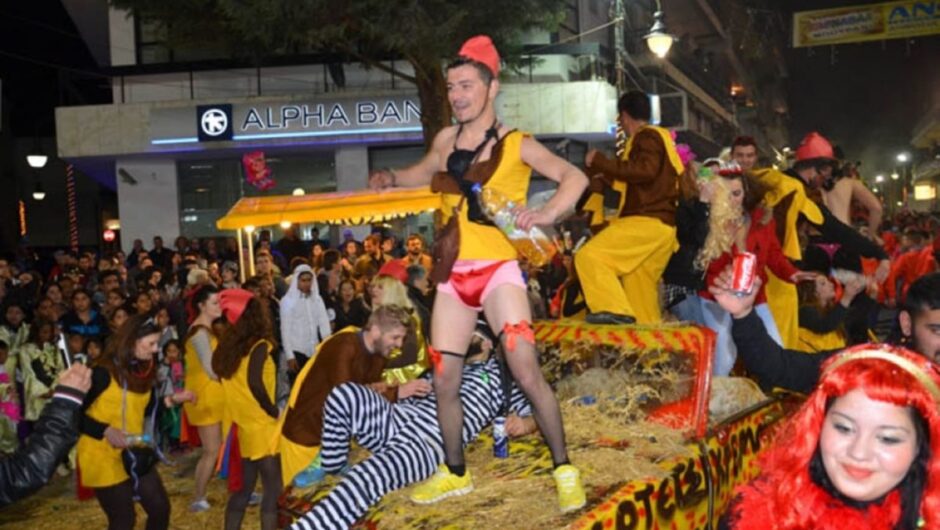 «Ουρές» λεωφορείων απ’ όλη την Ελλάδα για το μπουρανί του Τυρναβίτικου καρναβαλιού – Αυτά είναι τα άρματα που θα δούμε στη φετινή παρέλαση