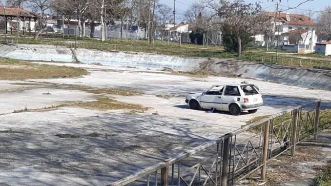 Πέταξαν αυτοκίνητο στην άδεια τεχνητή λίμνη στον Αμπελώνα