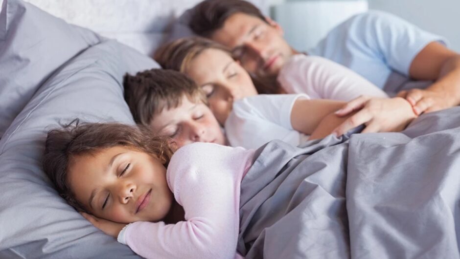 Όσο περισσότερο κοιμόμαστε, τόσο πιο πολύ ζούμε: Πώς ο ύπνος επηρεάζει το προσδόκιμο ζωής