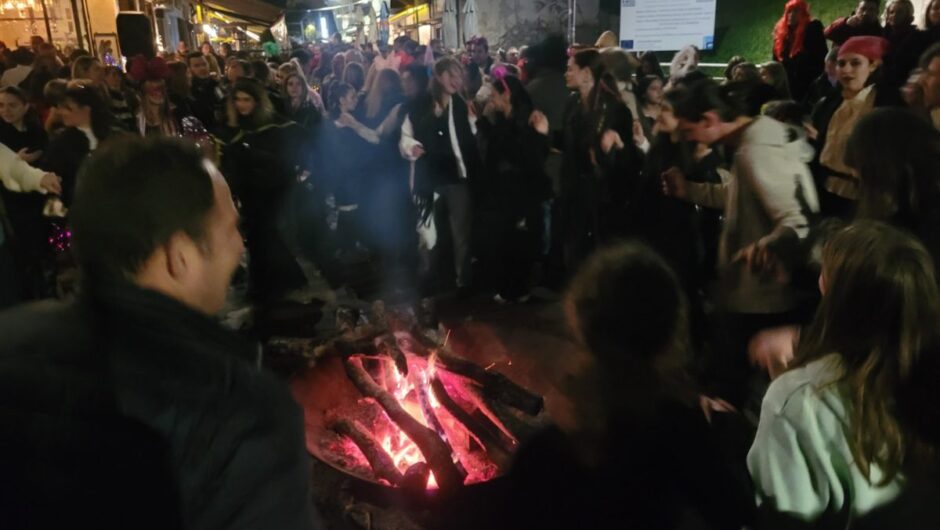 Ξεσάλωσαν οι Λαρισαίοι – «Έστησαν» χορό γύρω από φωτιά σε κεντρικότατο πεζόδρομο της πόλης (φωτό – βίντεο)