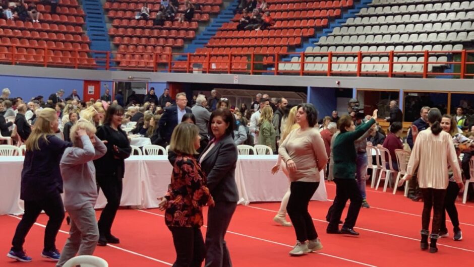 Καθαρά Δευτέρα στη Λάρισα: «Άναψε» το γλέντι στο Κλειστό της Νεάπολης (φωτ.)