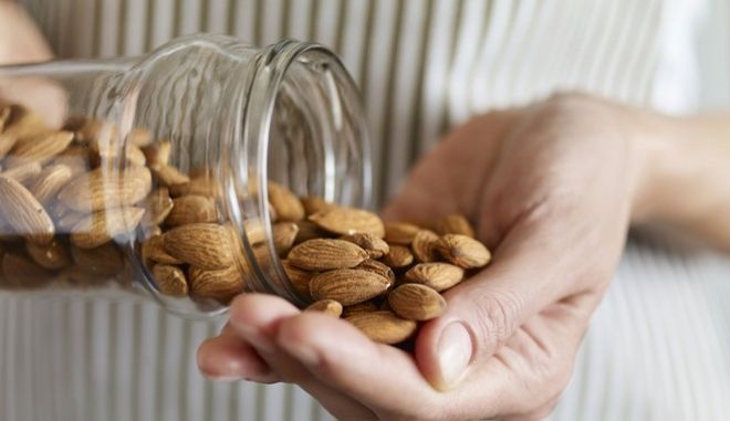 Πόσα αμύγδαλα την ημέρα μάς προστατεύουν από όλες τις αιτίες θανάτου