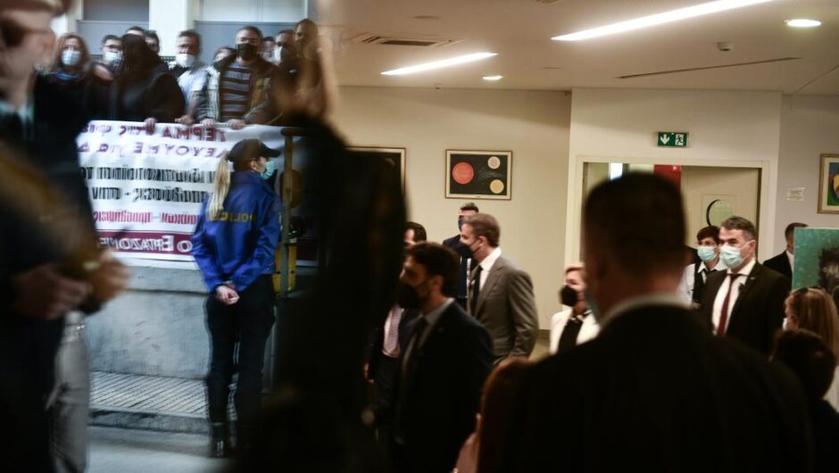 Κυριάκος Μητσοτάκης / Από την πίσω πόρτα στον Ευαγγελισμό για να γλιτώσει τις αποδοκιμασίες