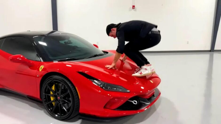 Κατέστρεψε ολοκαίνουργια Ferrari αξίας 400.000 ευρώ σε ζωντανή μετάδοση