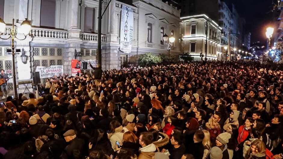 Εθνικό Θέατρο / Συγκινητικές στιγμές στη συναυλία αλληλεγγύης στους καλλιτέχνες – Δείτε βίντεο