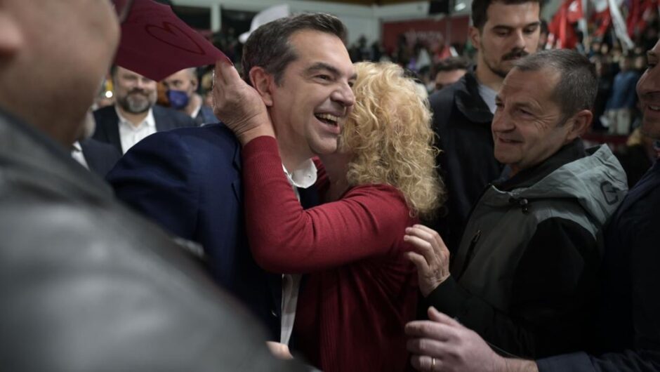 Αλέξης Τσίπρας / Η αποθεωτική υποδοχή στο κλειστό γήπεδο στην Πάτρα (βίντεο)