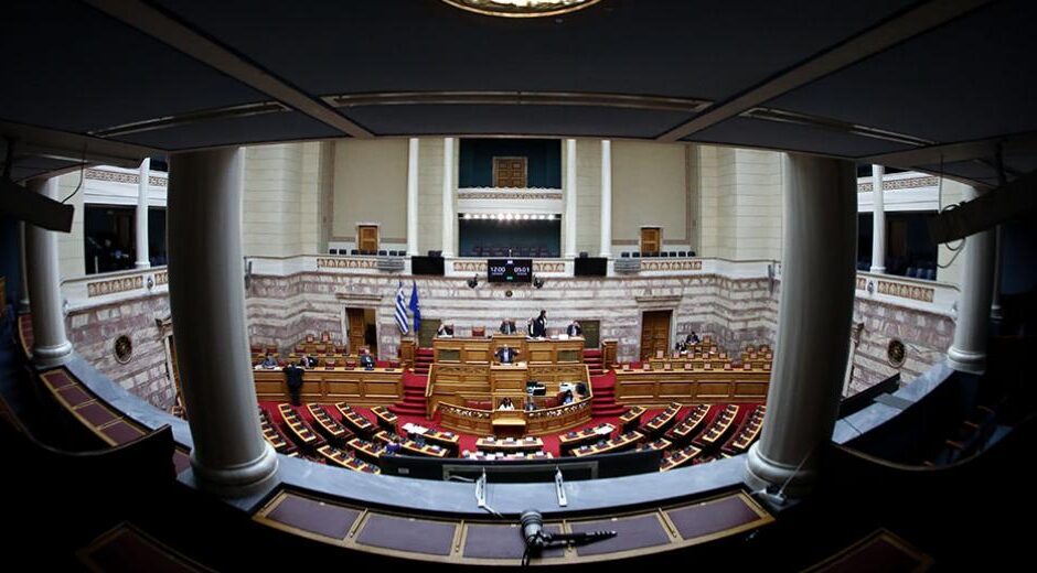 Με «σύμπραξη» Ν.Δ. – ΠΑΣΟΚ πέρασε η προβληματική τροπολογία κατά των ναζί