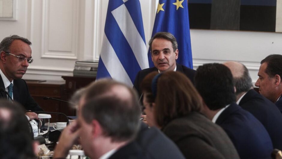 Κυβέρνηση τραπεζιτών και σχολαρχών