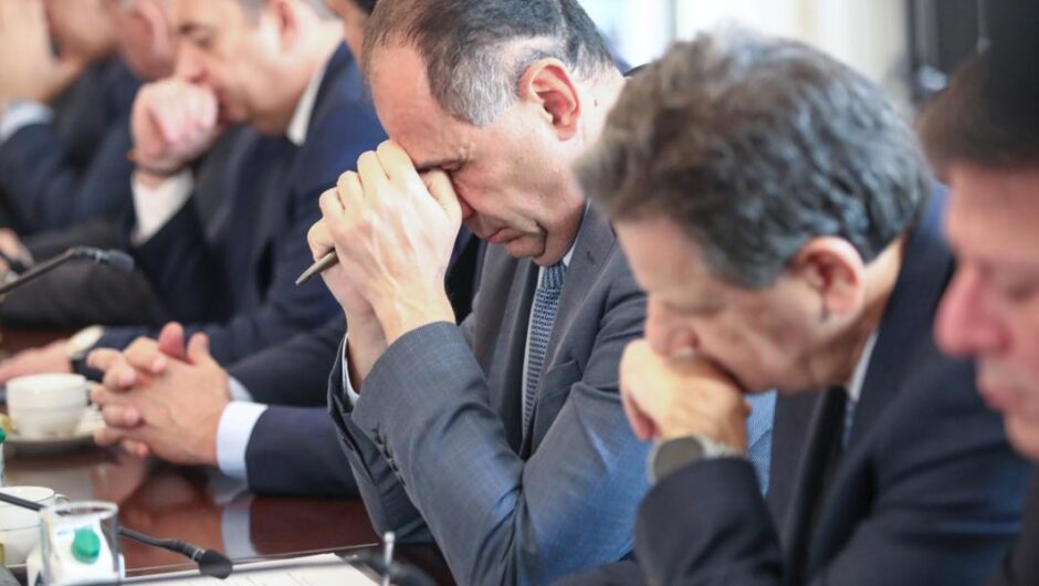 Τέμπη / Μπούμερανγκ για την κυβέρνηση το «όλοι φταίμε»