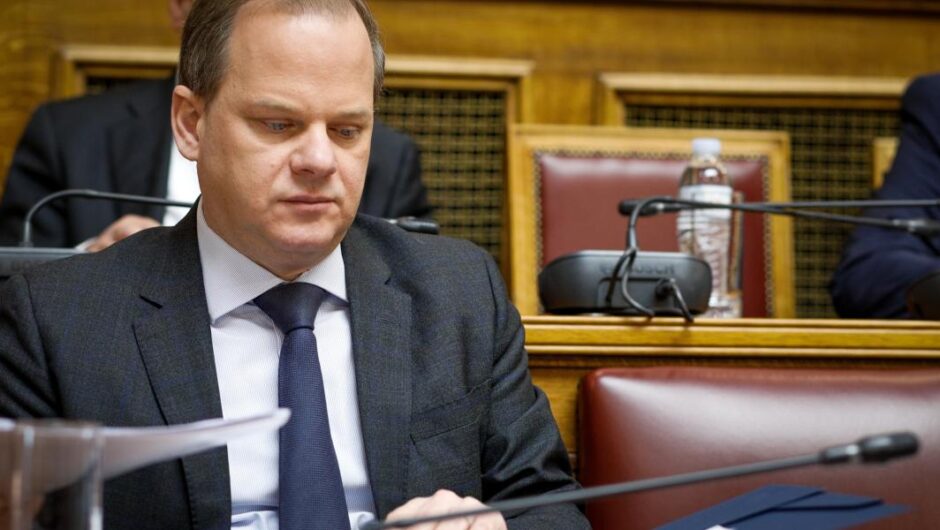 Κώστας Καραμανλής / Εικόνα κατάρρευσης στη Βουλή – Γιατί στήριξε τους Ντογιάκους