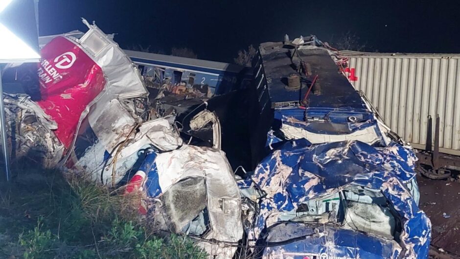 Τέμπη: Ψάχνουν για επιβάτες στα συντρίμμια των βαγονιών (φωτ. & βίντεο)