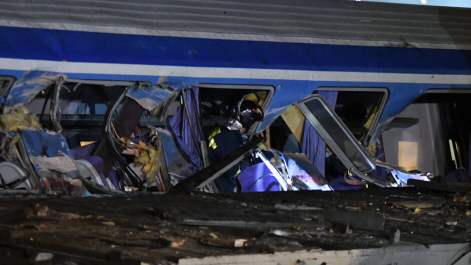 Τέμπη: Συγκλονιστικές εικόνες από τον τόπο της τραγωδίας – Ψάχνουν μέσα στα διαλυμένα βαγόνια