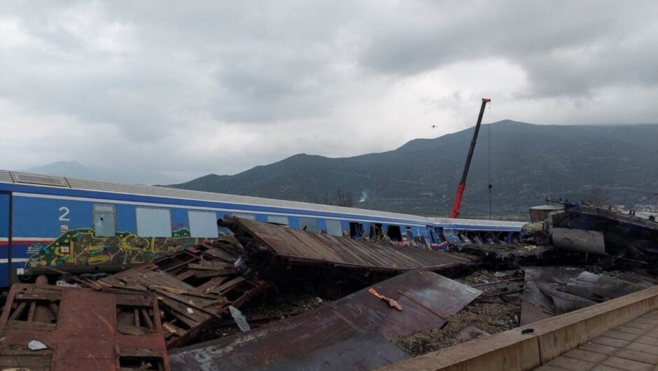 Εθνική τραγωδία στα Τέμπη: Το πρώτο φως της ημέρας αποκαλύπτει το μέγεθος της καταστροφής (φωτ.)