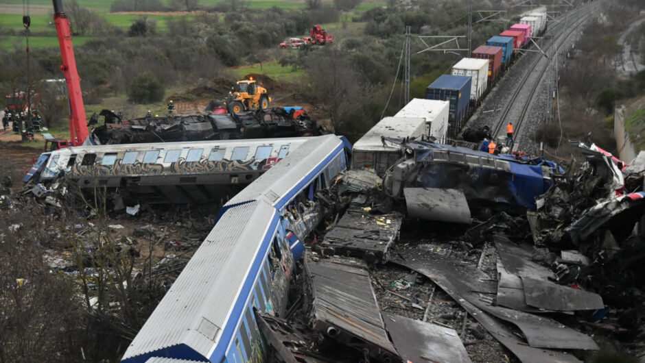Καταστροφή παντού… Απίστευτες εικόνες – πρωί Τετάρτης – από τον τόπο της τραγωδίας στα Τέμπη