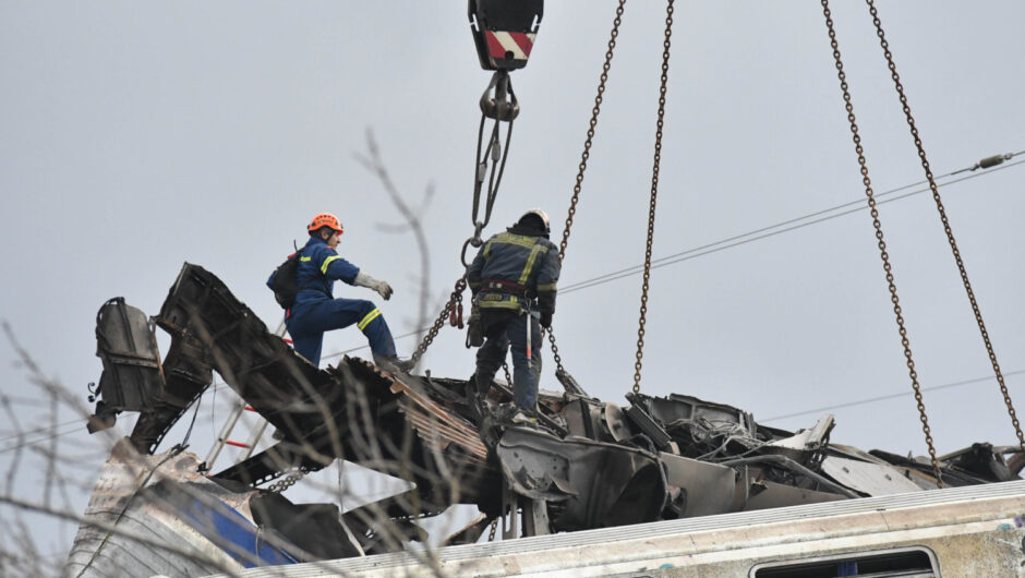 Συγκλονιστικές στιγμές από τον τόπο της τραγωδίας στα Τέμπη – Συνεχίζεται η περισυλλογή σορών (σκληρές εικόνες)