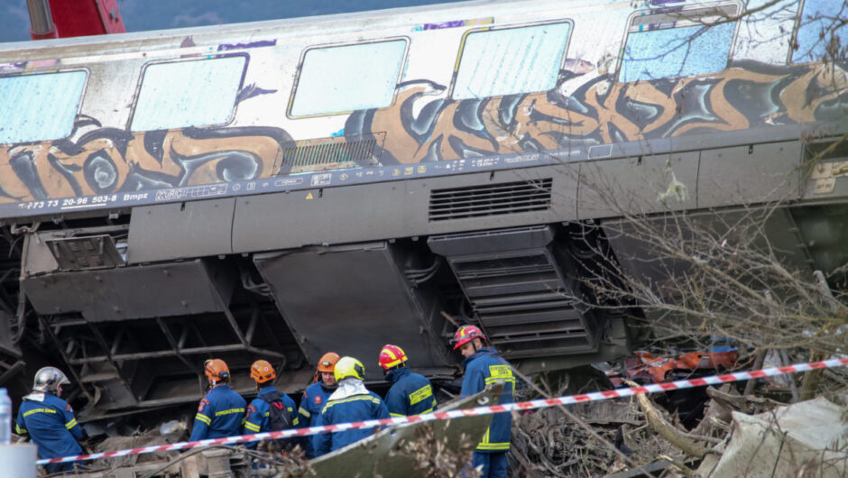 Τέμπη: Σε τεμαχισμό του τρίτου βαγονιού προχωρούν τα διασωστικά συνεργεία για τον εντοπισμό αγνοουμένων