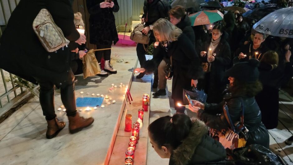 Σιωπηροί για ακόμη ένα βράδυ οι Λαρισαίοι – Άναψαν κεριά για τα θύματα της τραγωδίας των Τεμπών (φωτό – βίντεο)