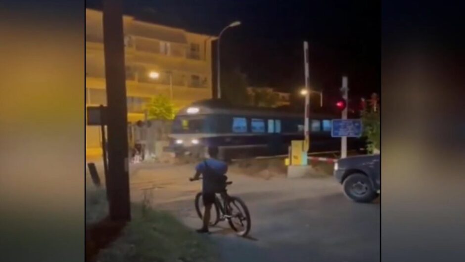 Φλώρινα: Μπάρα σε σιδηροδρομική διάβαση ανεβαίνει λίγο πριν περάσει το τρένο