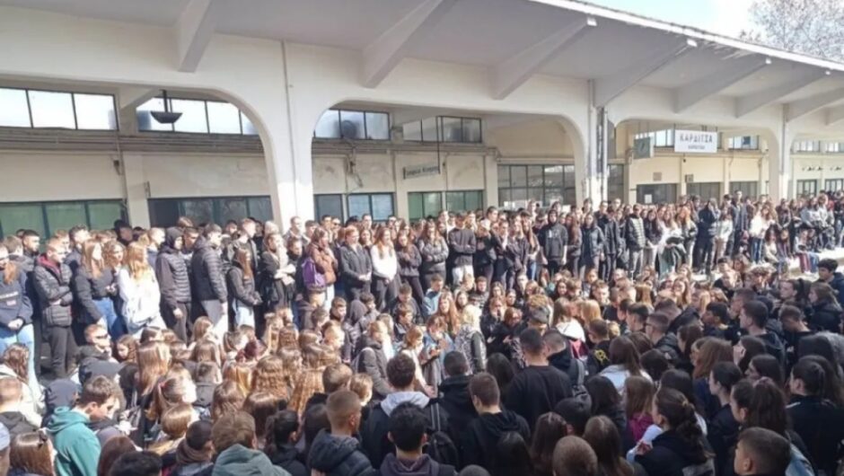 Σύγκρουση τρένων: Σε κλίμα συγκίνησης η κινητοποίηση μαθητών στην Καρδίτσα – Παρούσα μητέρα θύματος