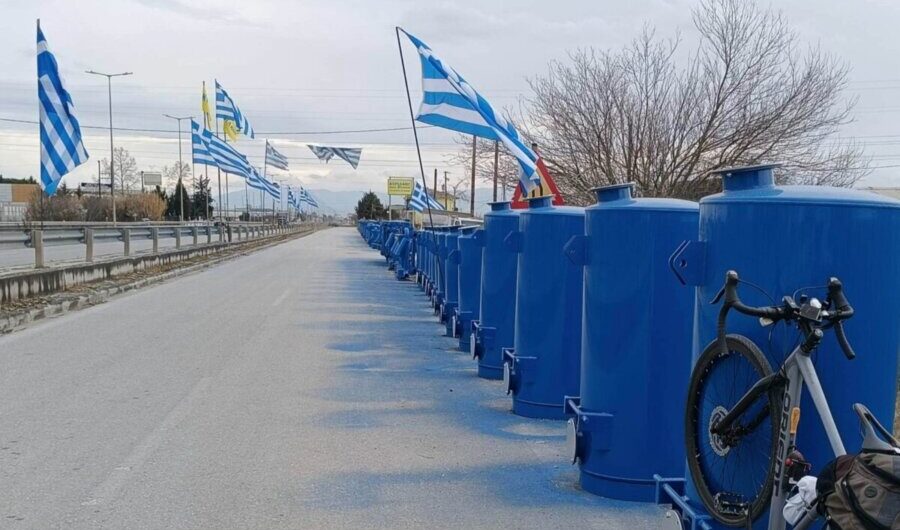 Λάρισα: Μετέτρεψαν σε υπαίθριο βαφείο παράδρομο της οδού Καρδίτσης!