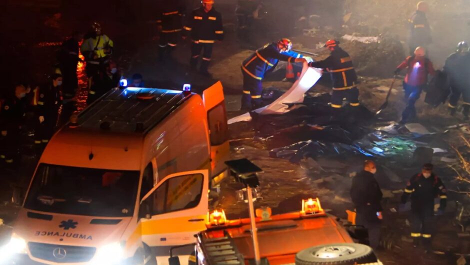 Τέμπη: «Μας στοιχειώνει ακόμα, η μυρωδιά της καμένης σάρκας» – Σε σοκ οι διασώστες