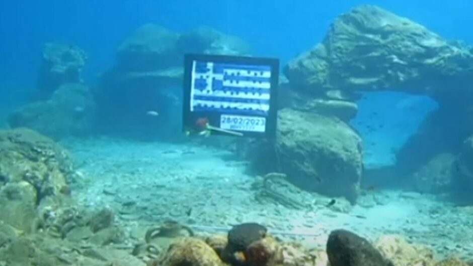 Τέμπη: Ελληνική σημαία στο βυθό του Μπαλί για τα θύματα του δυστυχήματος