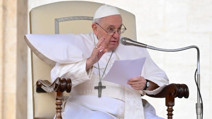 O κανόνας της αγαμίας των καθολικών κληρικών θα μπορούσε και να αναθεωρηθεί», δήλωσε ο πάπας Φραγκίσκος